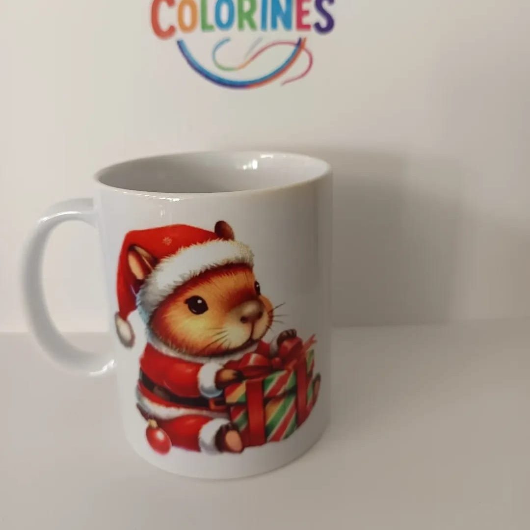 capibara navidad Taza con un capibara navideña sosteniendo un regalo, fondo blanco.