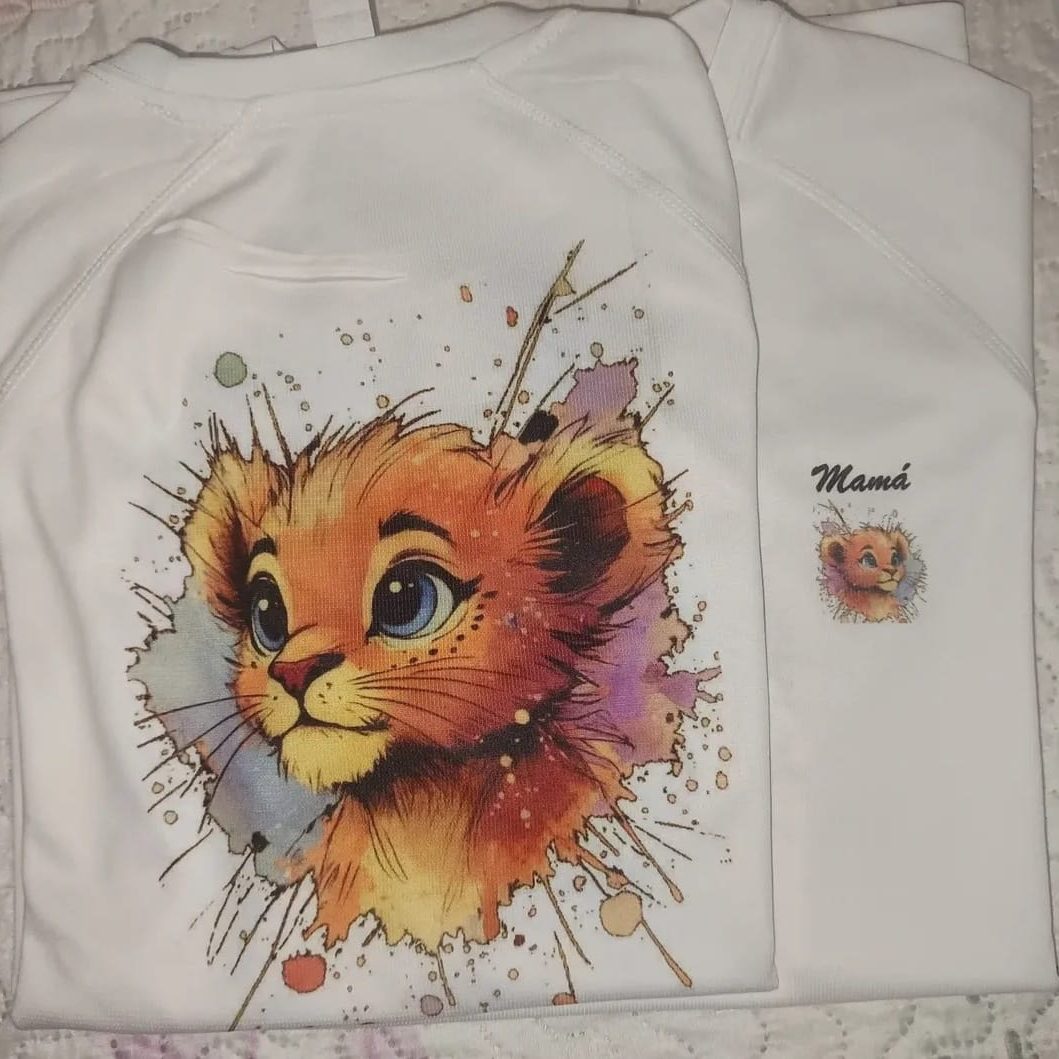 camiseta león bebe Camiseta blanca con el rostro de un león de estilo acuarela y el nombre "Mama".