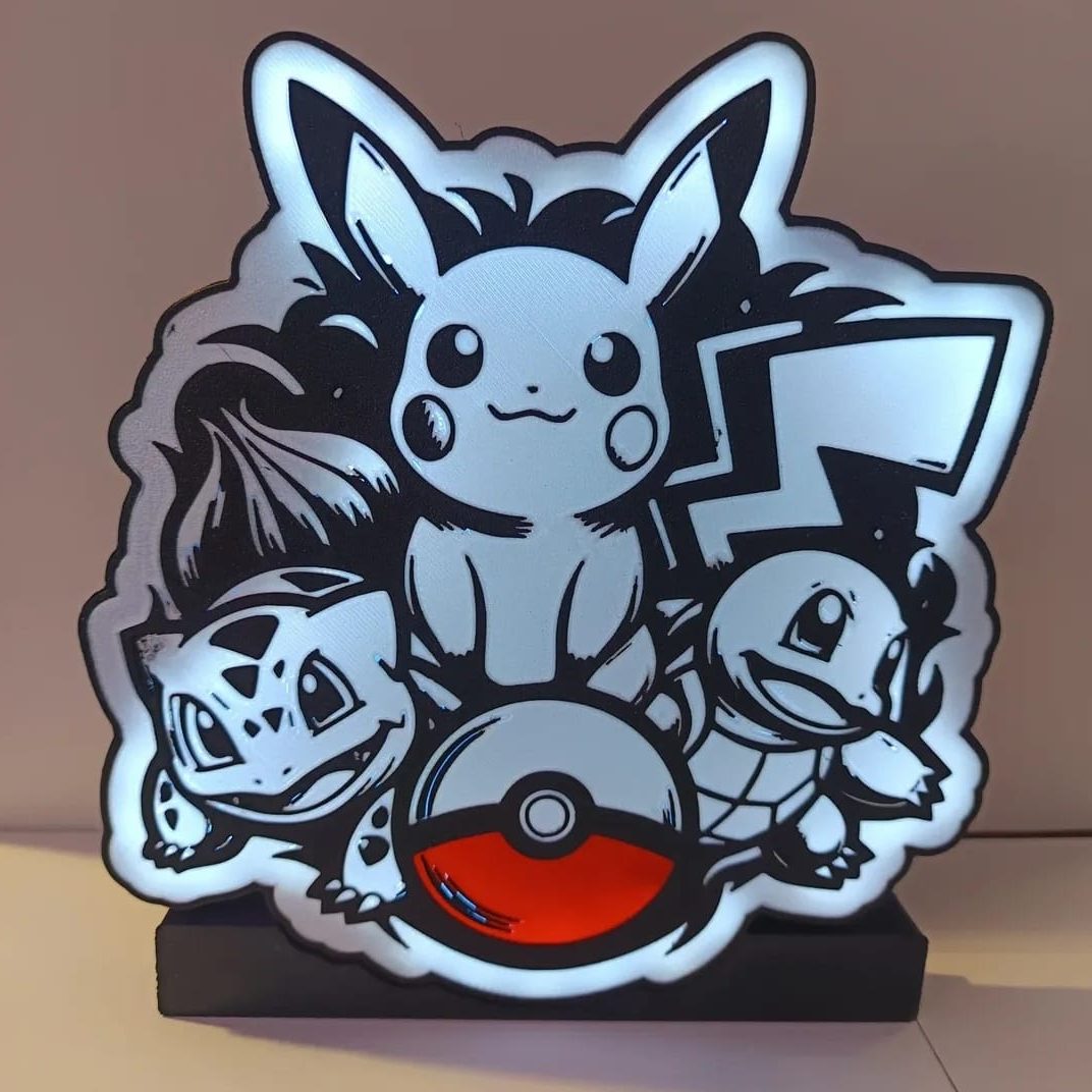 lampara pokemon Lámpara con Pikachu, Bulbasaur y Squirtle sobre una Pokébola.